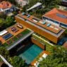 Vista aérea da casa de São Paulo projetada pelo MFMM, com a piscina ao centro