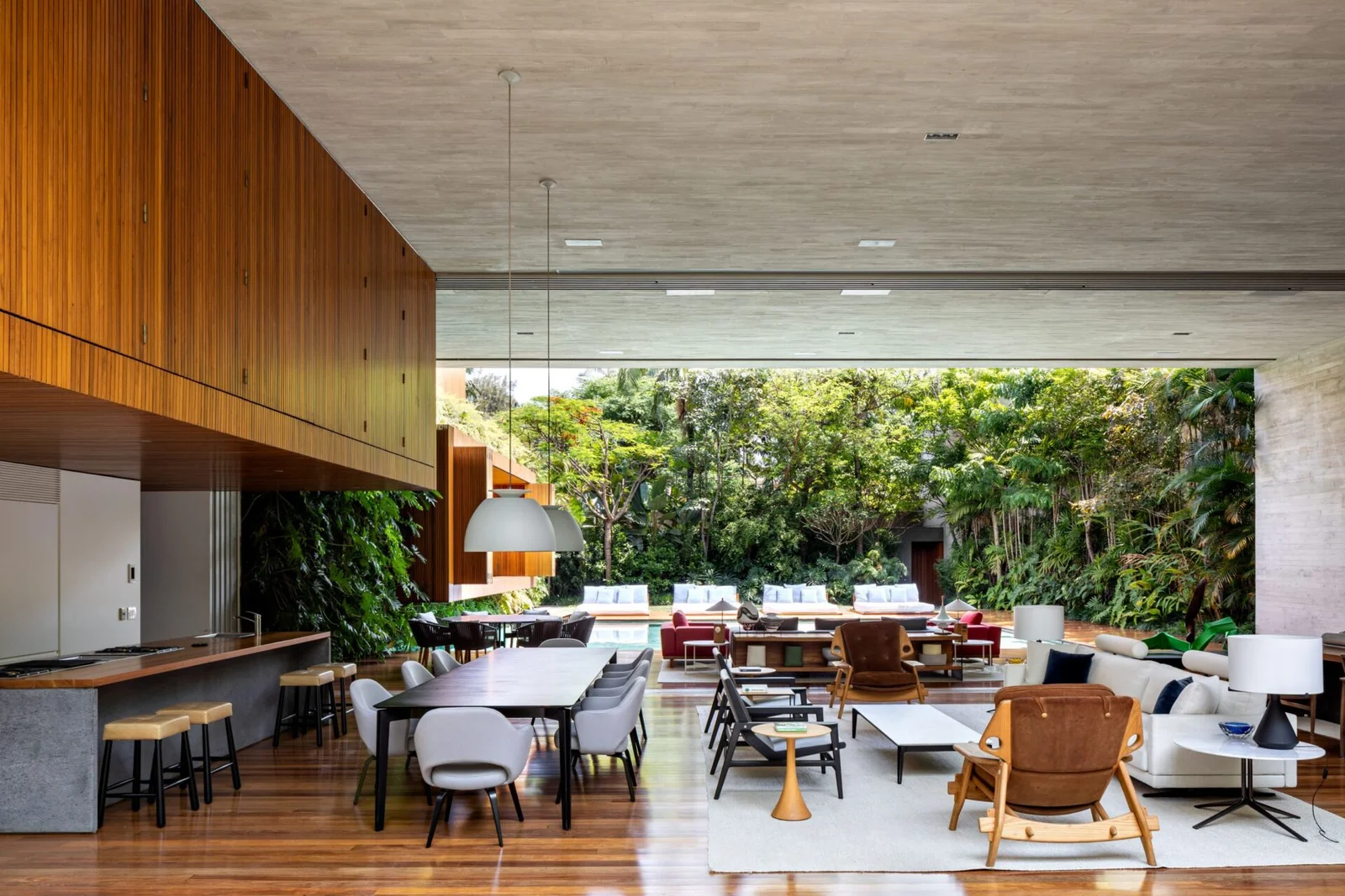 Sala de jantar integrada, aberta por inteiro para o jardim