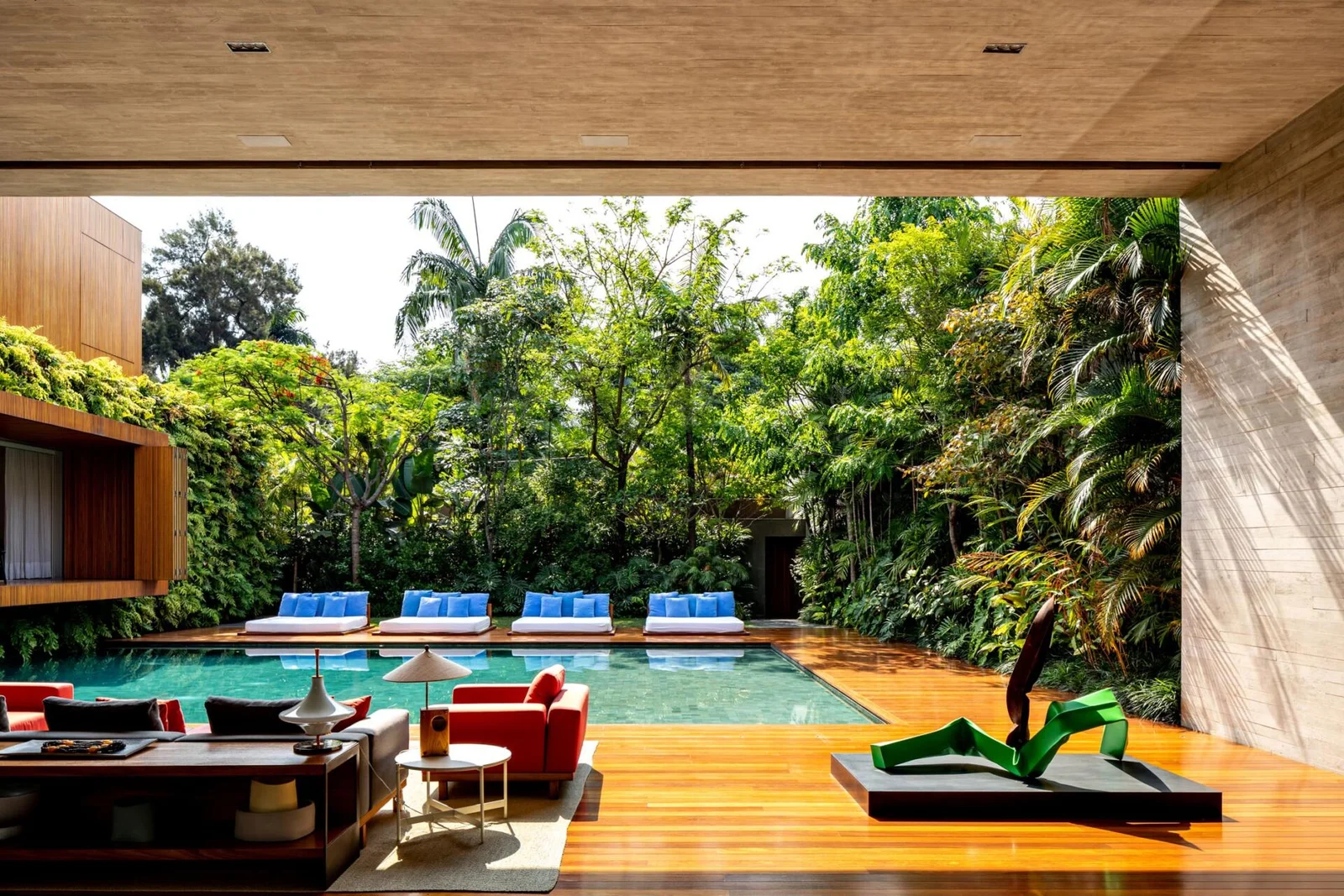 Deque de madeira, piscina e mata tropical