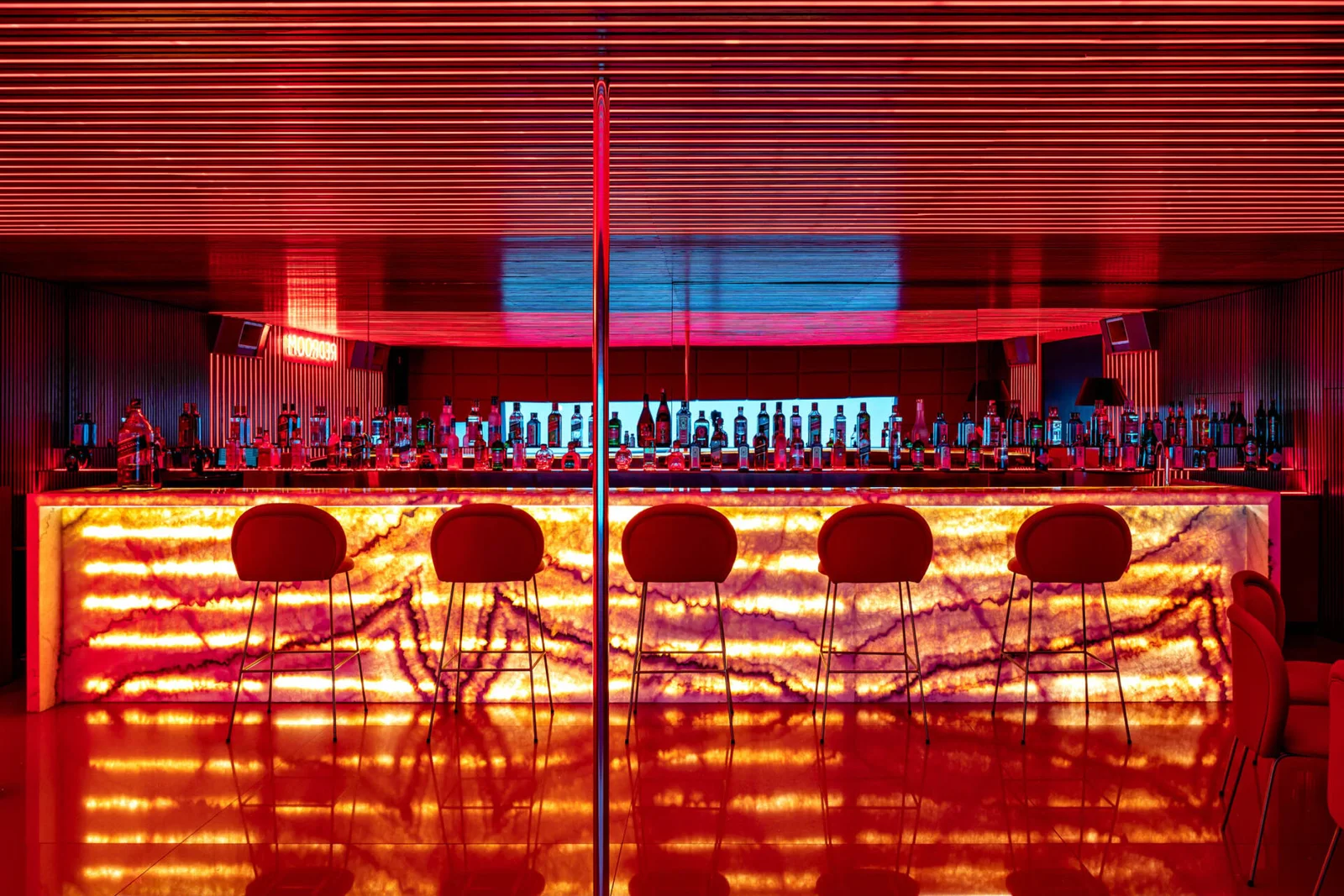 Bar do subsolo sob luz vermelha