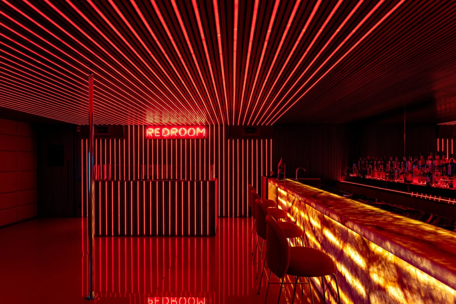 Redroom com neon vermelho e forro ripado