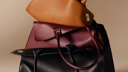 Bolsas Clash de Cartier em caramelo, bordô e preto empilhadas