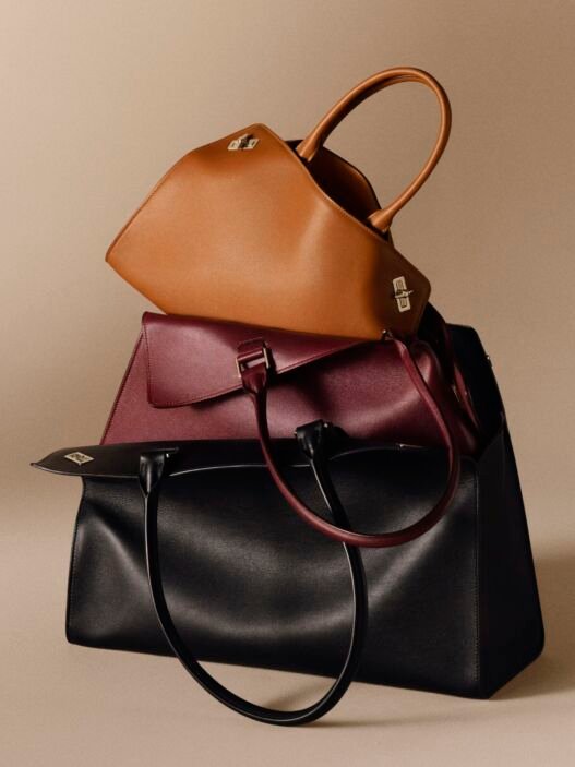 Bolsas Clash de Cartier em caramelo, bordô e preto empilhadas