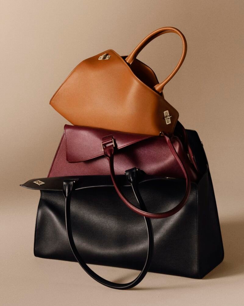 Bolsas Clash de Cartier em caramelo, bordô e preto empilhadas