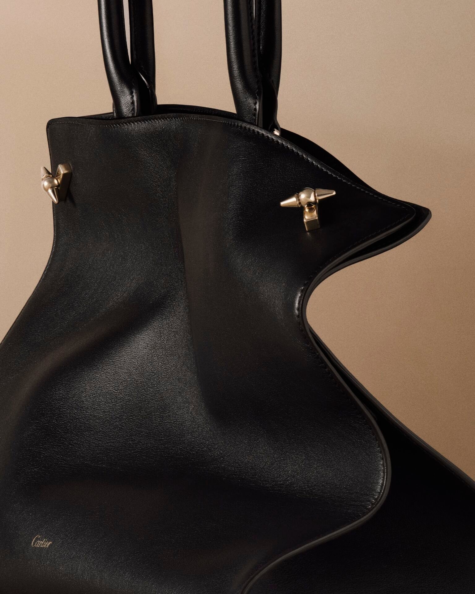 Detalhe do fecho de pino da bolsa Clash de Cartier