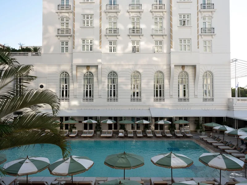 A piscina e a fachada histórica do Copacabana Palace