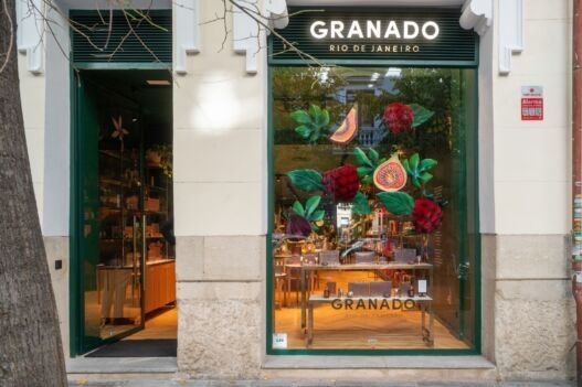 Fachada da primeira loja própria da Granado na Espanha, na Calle de Claudio Coello, em Madri