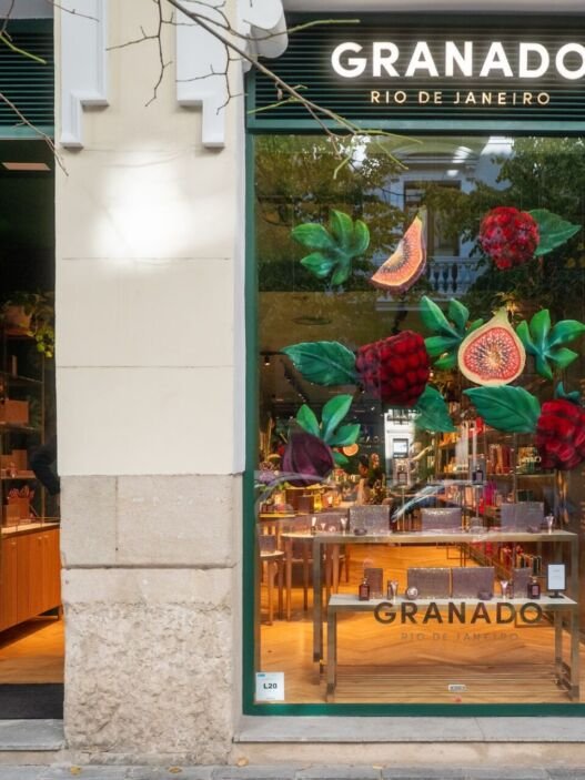 Fachada da primeira loja própria da Granado na Espanha, na Calle de Claudio Coello, em Madri