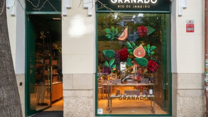 Fachada da primeira loja própria da Granado na Espanha, na Calle de Claudio Coello, em Madri