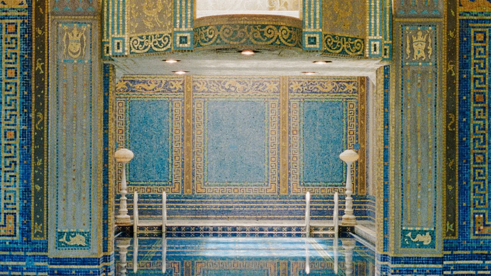 A Roman Pool do Hearst Castle, revestida de vidro veneziano e ouro