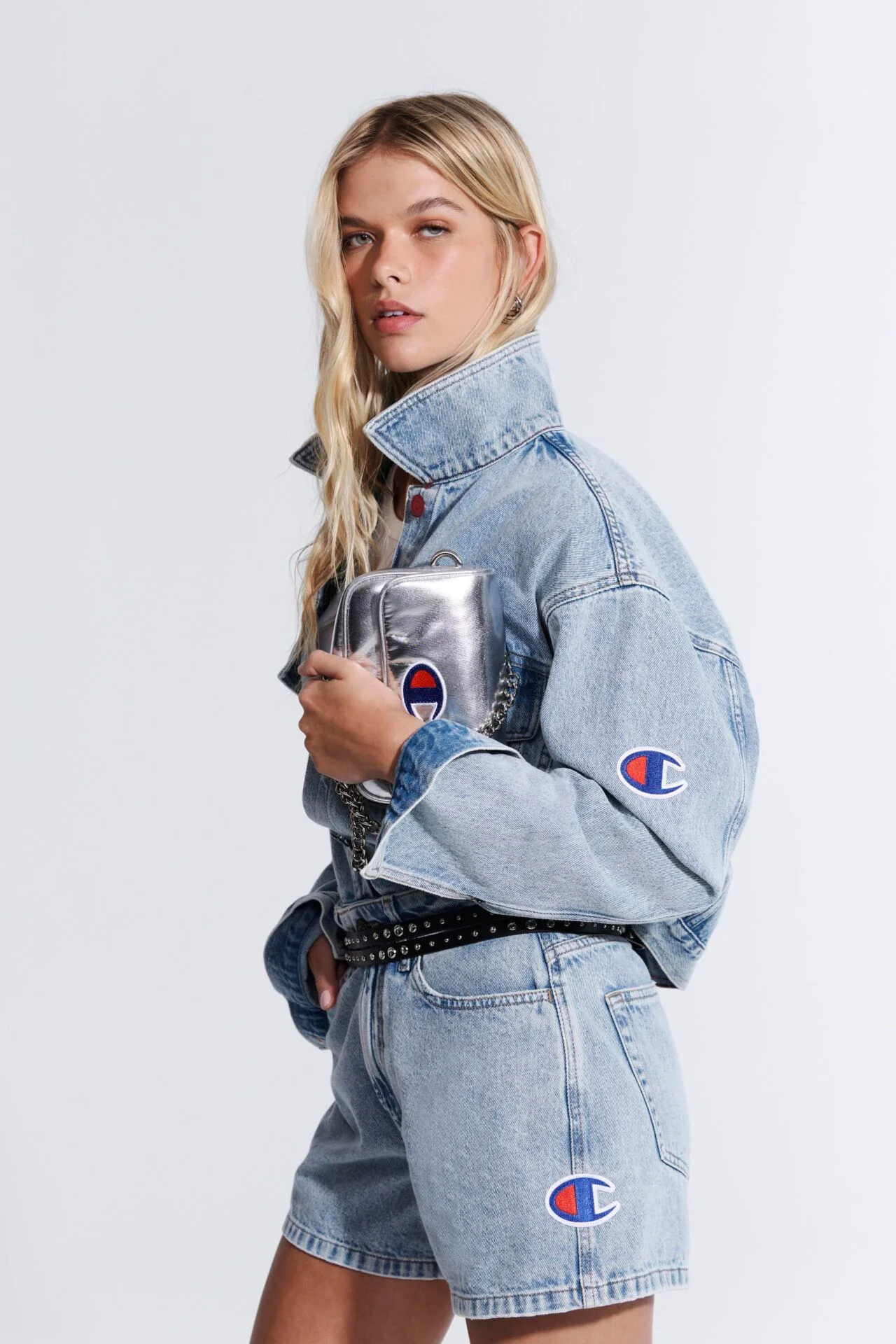 Jaqueta jeans e shorts da collab JOHN JOHN x Champion