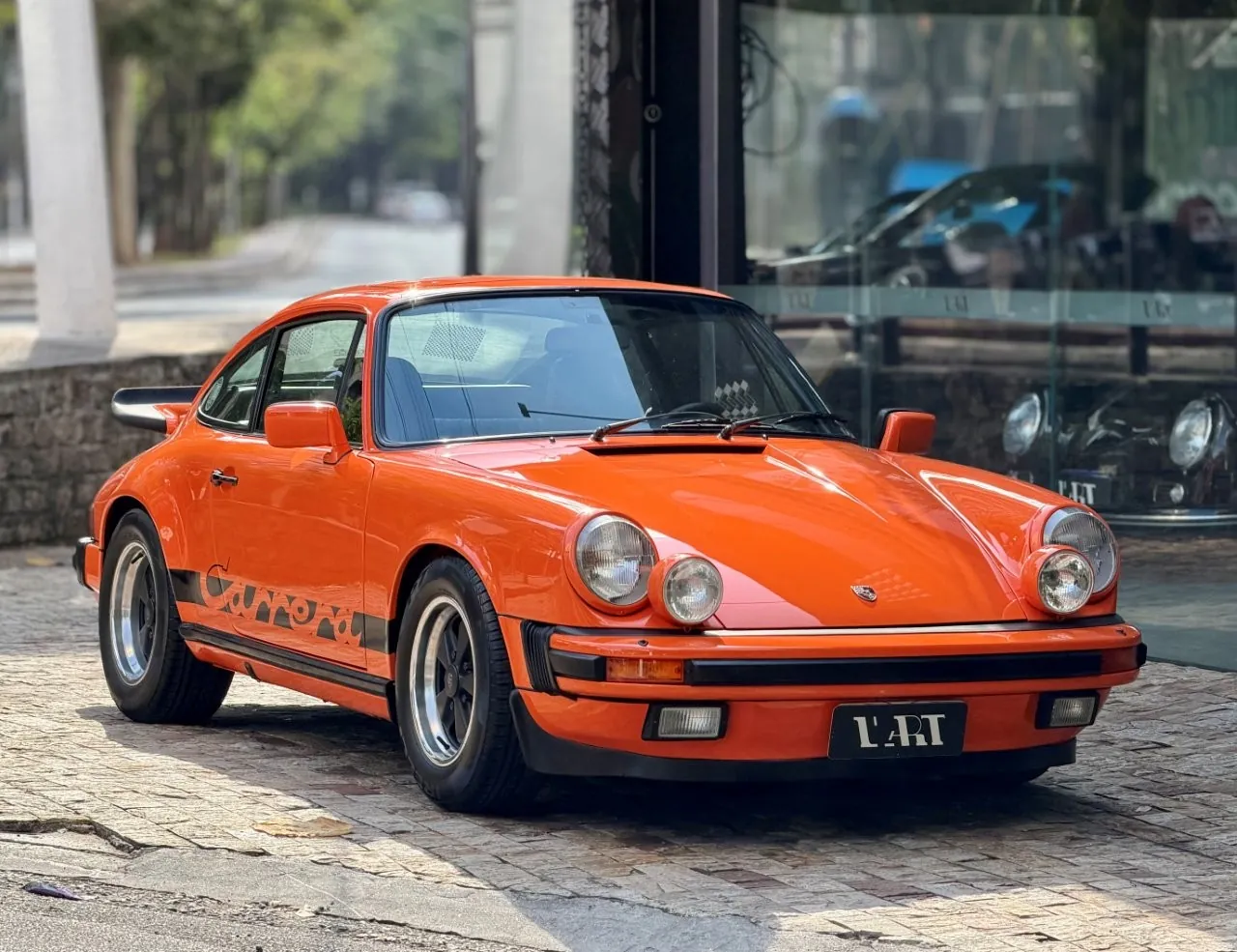 Porsche 911 Carrera Coupé 1975 em Signal Orange no acervo da L'ART
