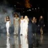Embaixadoras de L'Oréal Paris na passarela do Le Défilé 2026, com a Torre Eiffel ao fundo