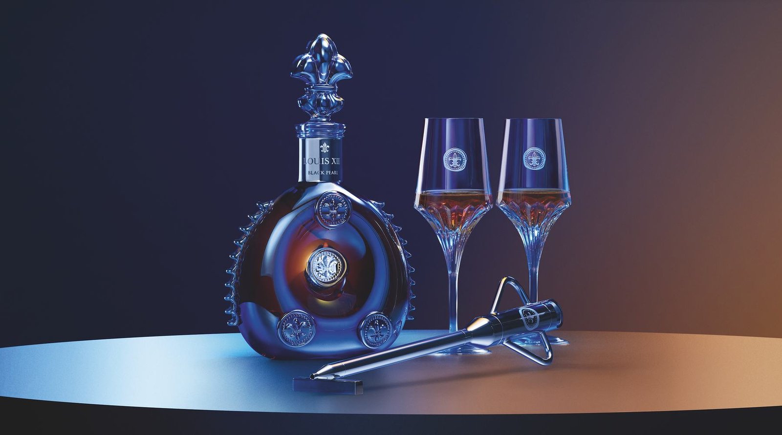 Decanter Louis XIII Black Pearl com reflexos azul-meia-noite, duas taças de cristal servidas e a lança de Cognac apoiada sobre uma superfície clara, sob luz azul e âmbar.