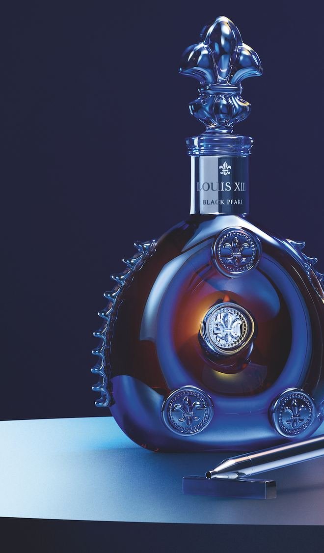 Detalhe do decanter Louis XIII Black Pearl, com as flores de lis em relevo, o gargalo cravejado e a rolha em forma de flor de lis.