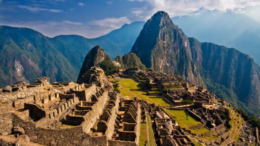 Vista de Machu Picchu com o Huayna Picchu ao fundo, no Peru