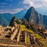 Vista de Machu Picchu com o Huayna Picchu ao fundo, no Peru