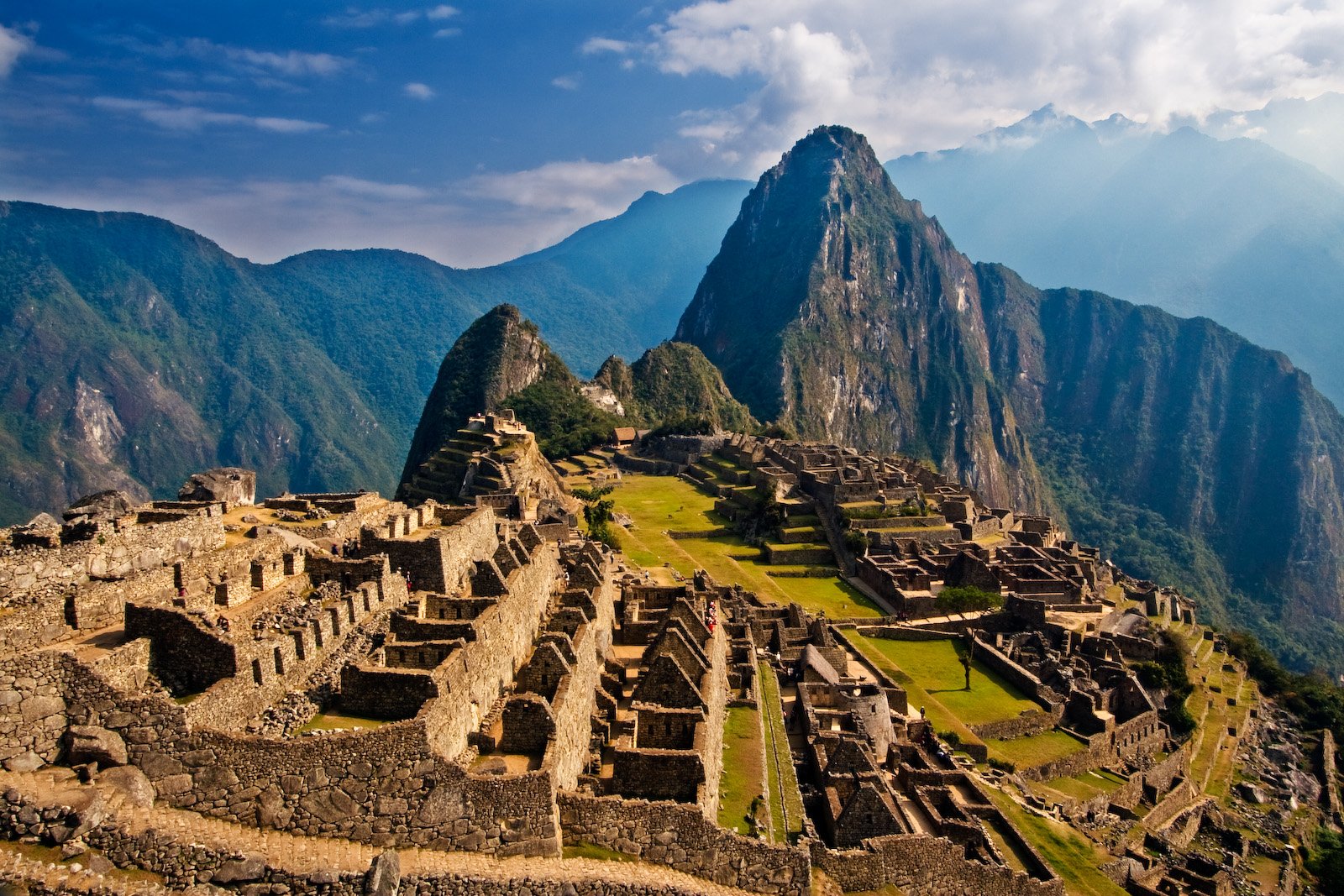 Machu Picchu ao amanhecer, com o Huayna Picchu ao fundo