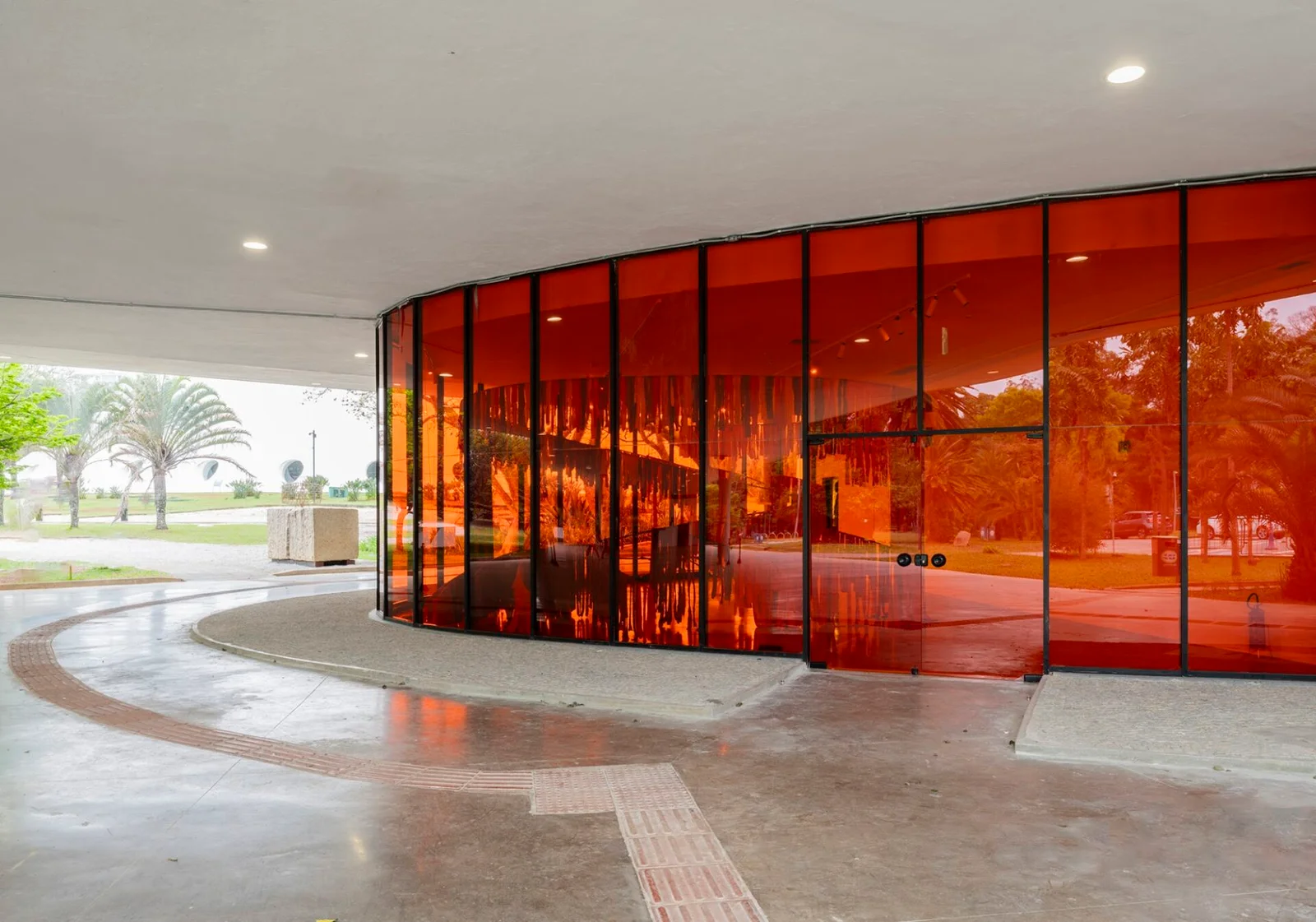 Sala de Vidro do MAM com a obra de Jota Mombaça