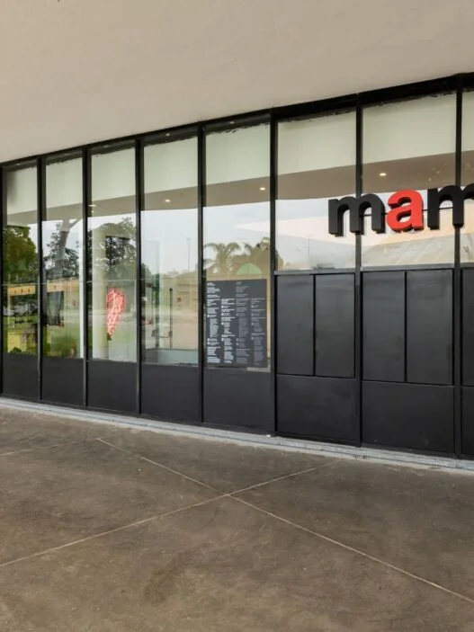 Fachada de vidro do Museu de Arte Moderna de São Paulo, sob a marquise do Ibirapuera