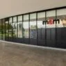 Fachada de vidro do Museu de Arte Moderna de São Paulo, sob a marquise do Ibirapuera