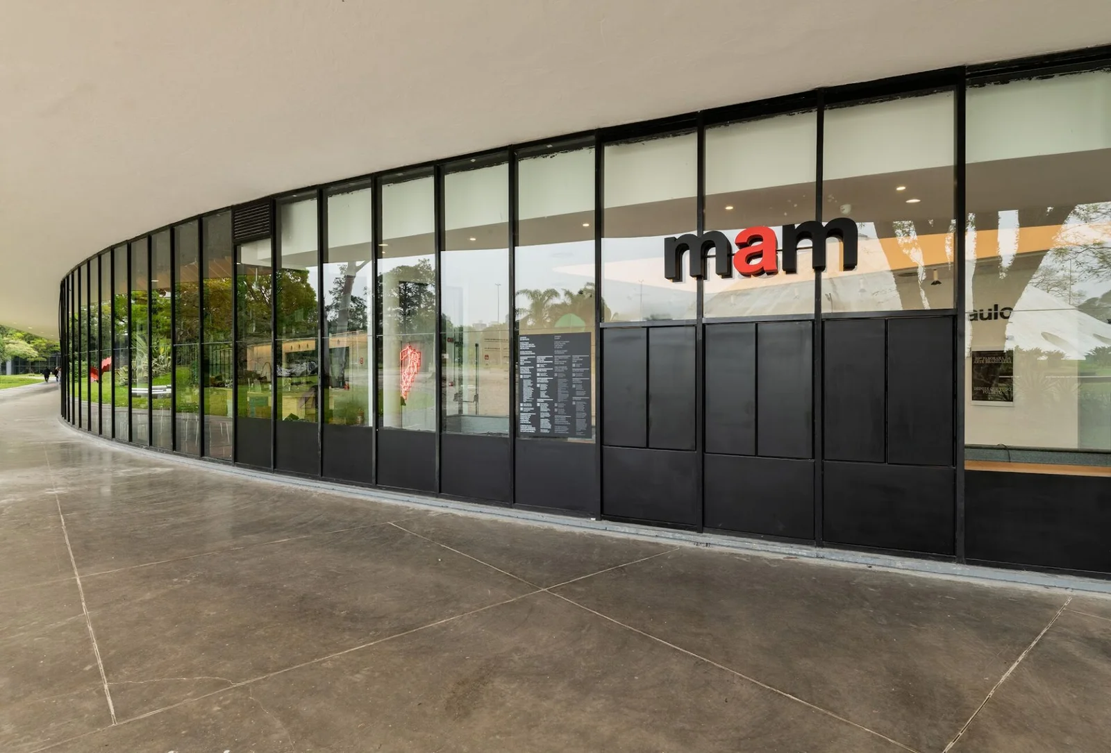 Fachada de vidro do Museu de Arte Moderna de São Paulo, sob a marquise do Ibirapuera