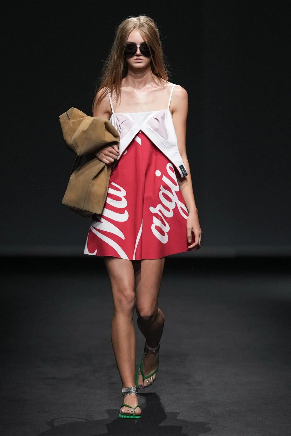 Look da MM6 Maison Margiela com vestido branco e vermelho e chinelos Havaianas