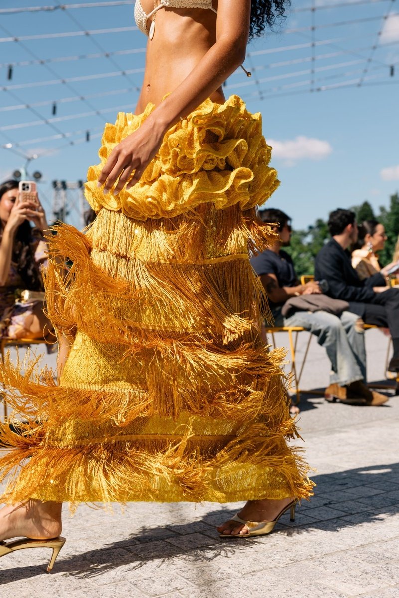 Look da coleção PatBO Spring 27 na passarela da New York Fashion Week, no Domino Square.