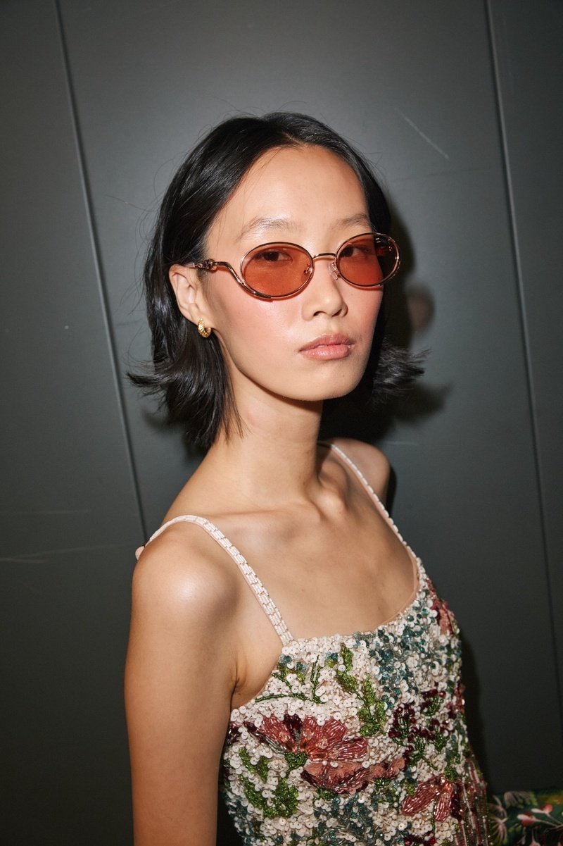 Look da coleção PatBO Spring 27 com estampa autoral, na passarela da NYFW.