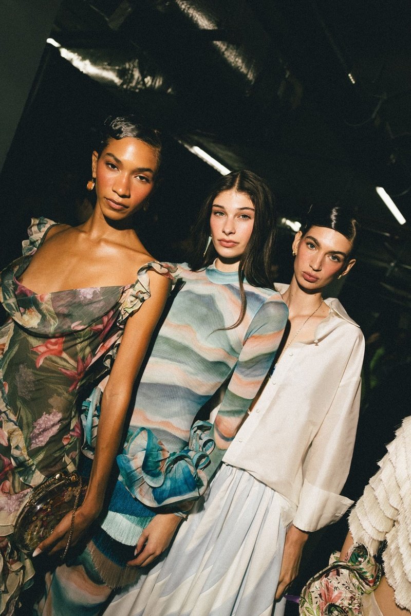 Look da coleção PatBO Spring 27 com silhueta fluida, na passarela da NYFW.
