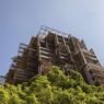 A Torre Mata Atlântica, de Jean Nouvel, vista de baixo, com as treliças de madeira da fachada acima das copas das árvores
