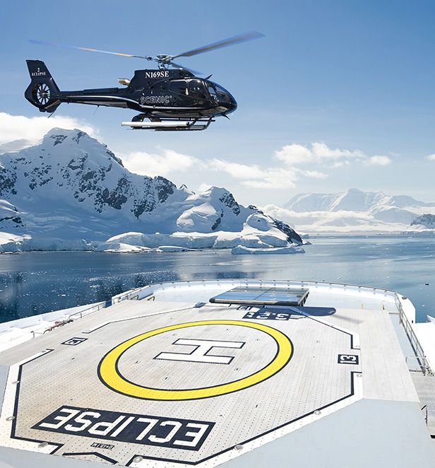 Helicóptero no heliponto do Scenic Eclipse na Antártida