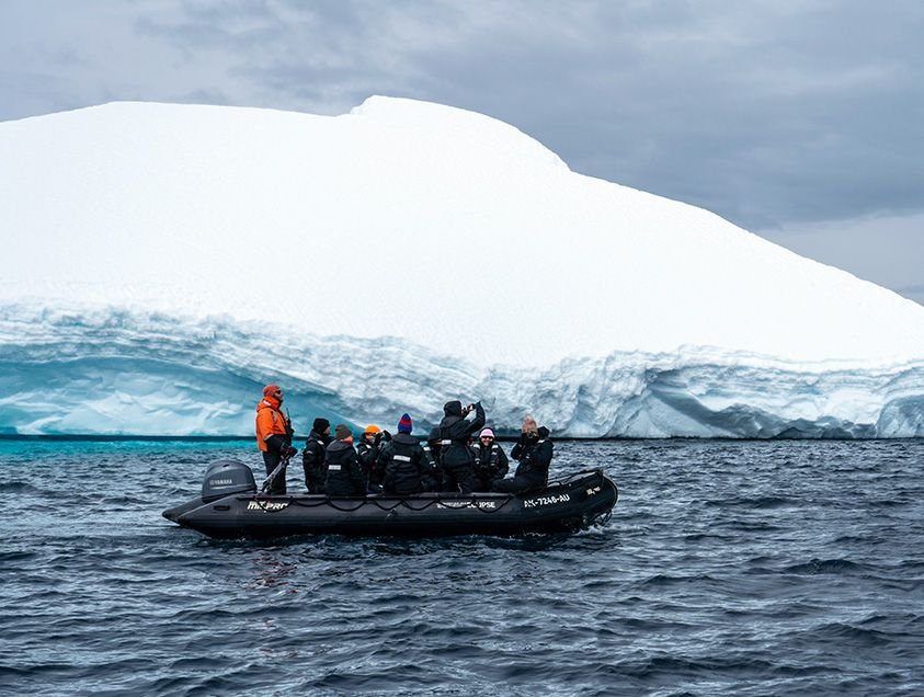 Zodiac entre icebergs em Pleneau Bay, Antártida