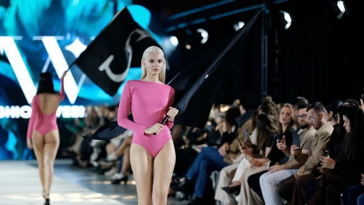 Modelos de body rosa na passarela do SCFW 2026