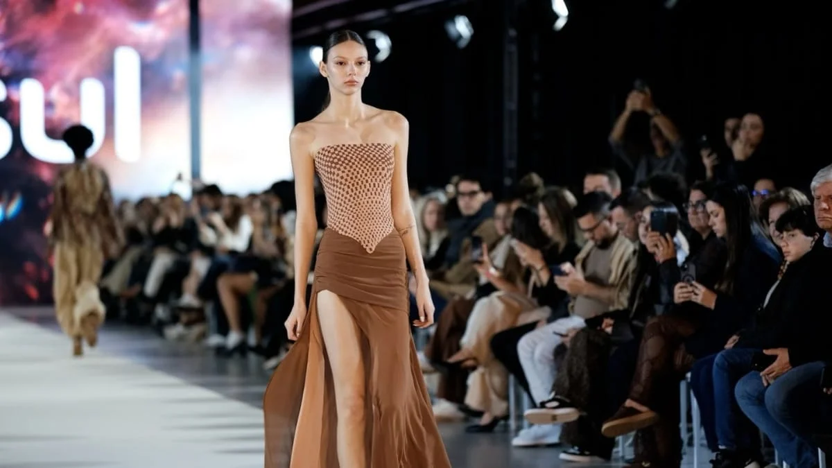 Look de aluna da UNISUL com top em crochê no SCFW 2026