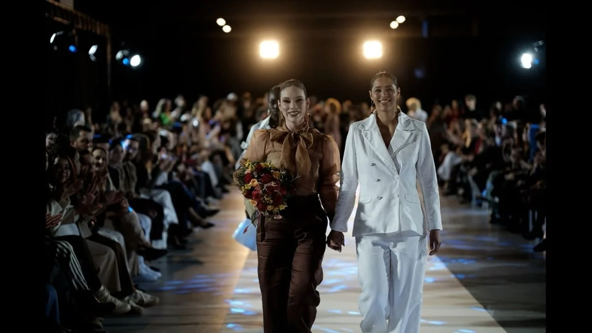 Estilistas agradecem ao público no fim de um desfile do SCFW 2026