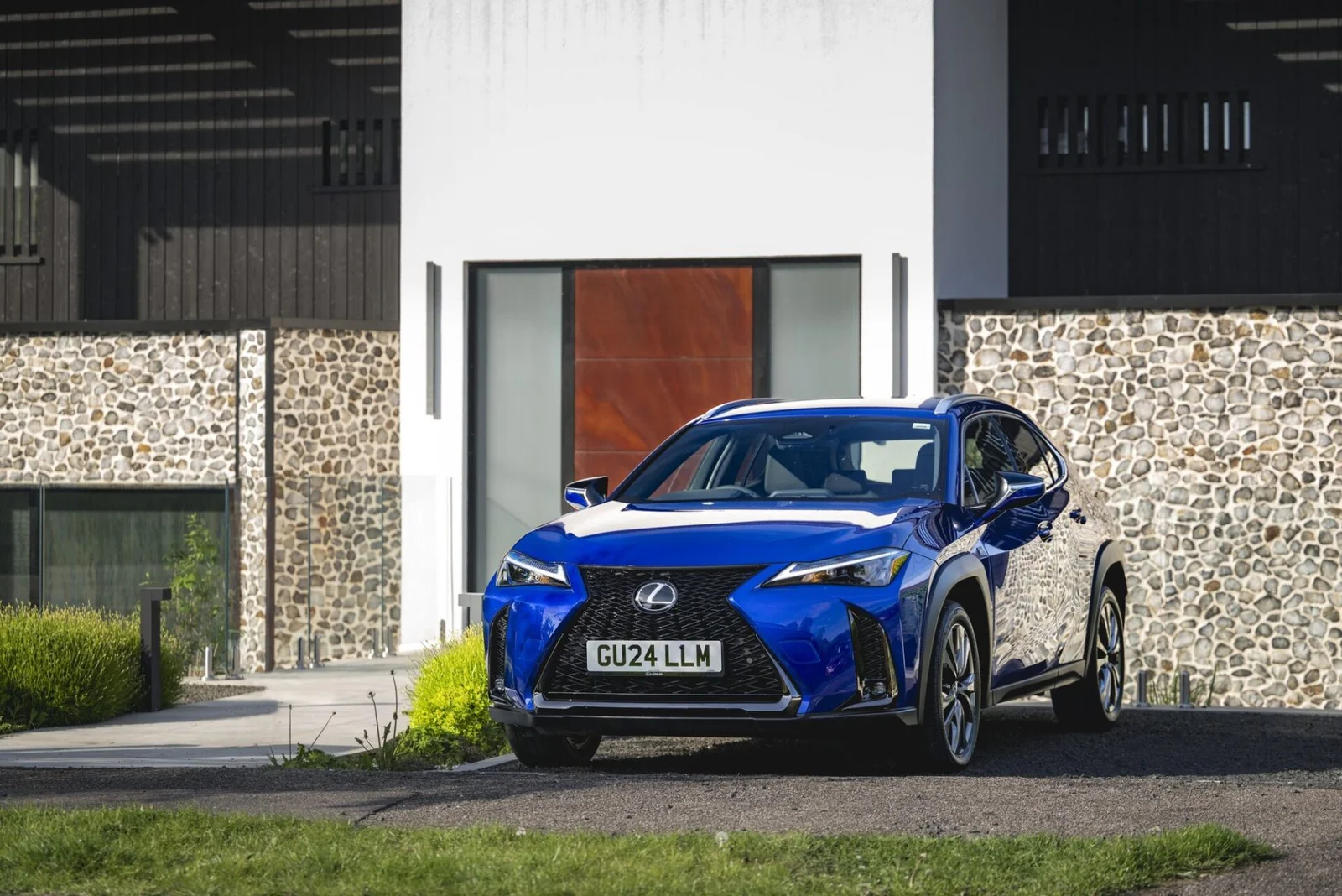 Dianteira do Lexus UX 300h com a grade em ampulheta e os faróis afilados em assinatura de LED.