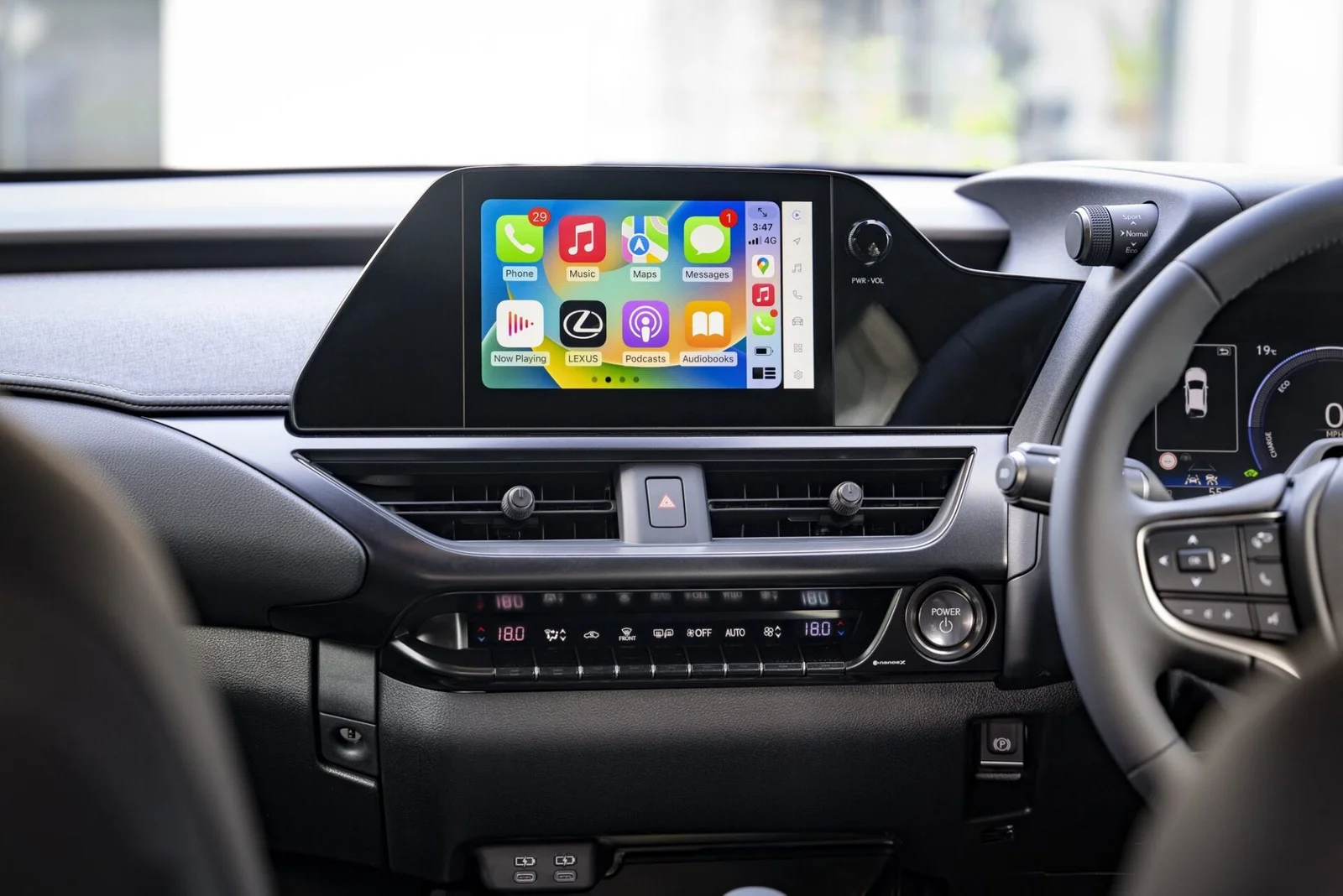 Central multimídia do Lexus UX 300h exibindo Apple CarPlay, com a régua de comandos físicos de ar-condicionado abaixo.
