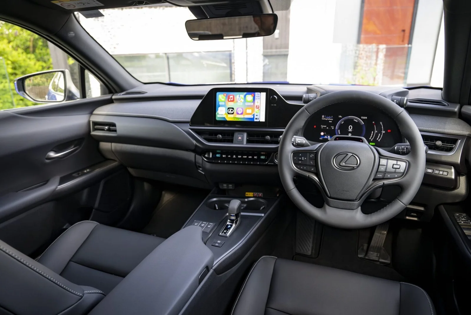 Painel completo do Lexus UX 300h, com console central, seletor de câmbio e multimídia.
