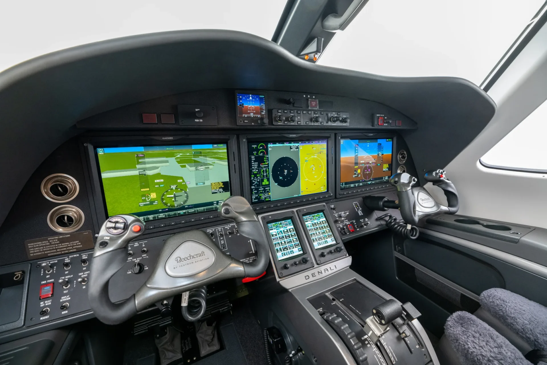 Cockpit do Beechcraft Denali com três telas Garmin G3000