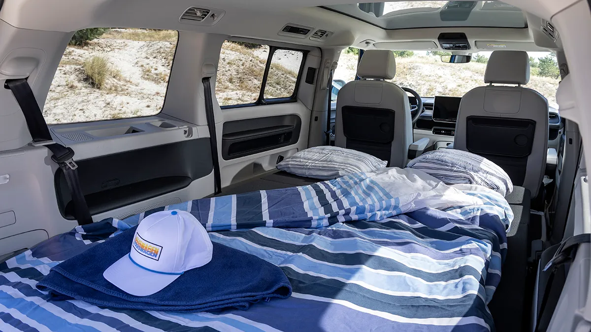 Interior convertido em cama do Volkswagen ID. California Cruise