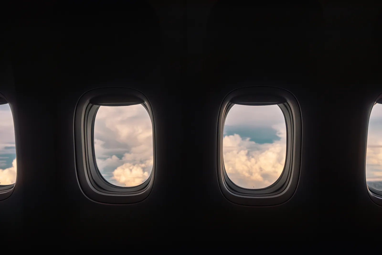 vista de uma cabine de avião através da janela durante voo de longa distância