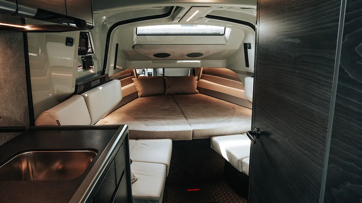 Cabine da Shadow 1000 XC Cross Cabin com acabamento premium