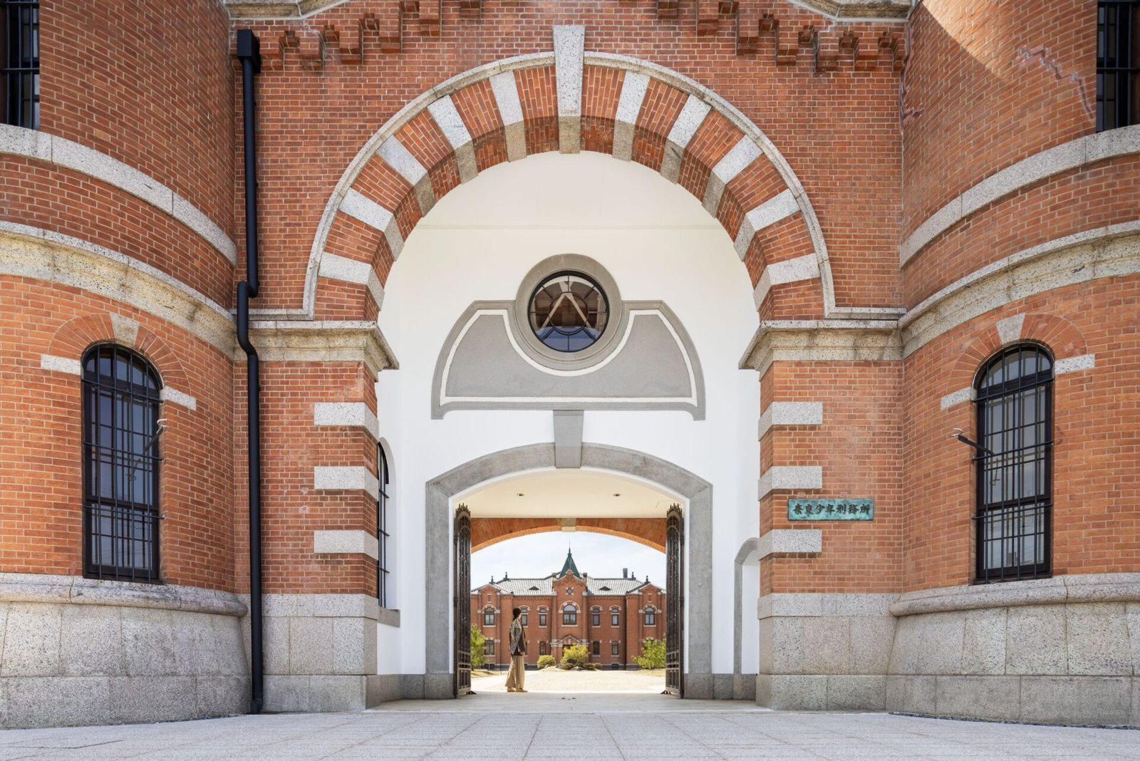 Portão principal da antiga Prisão de Nara, hoje hotel de luxo