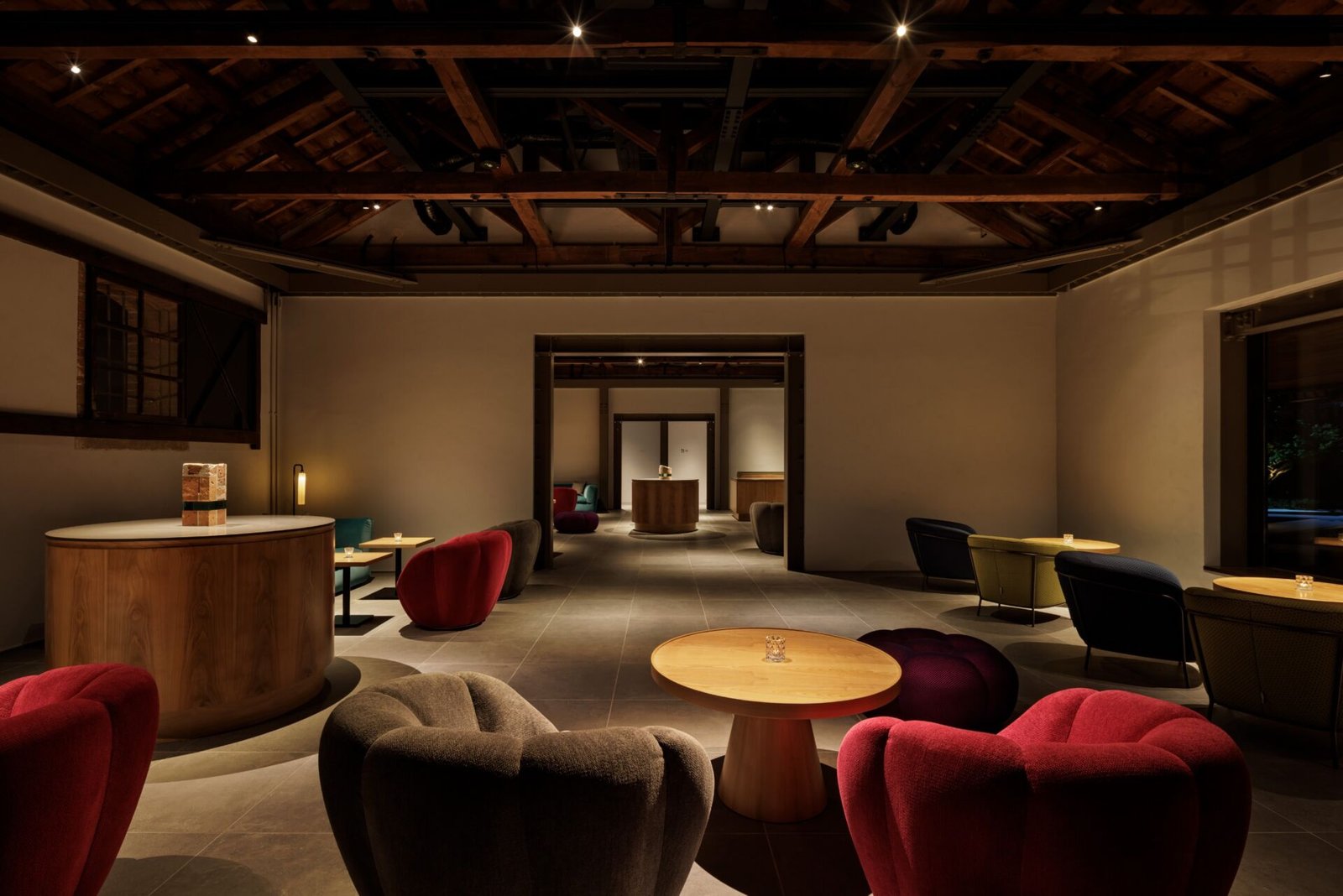Dining Lounge iluminado ao entardecer