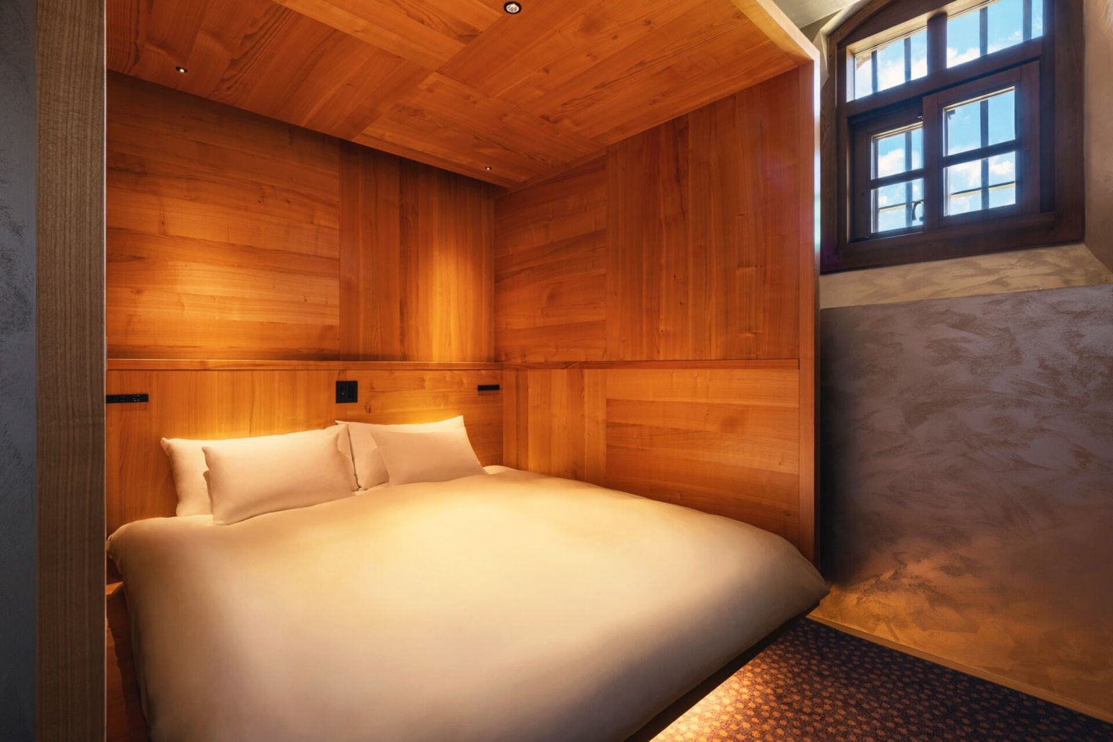 Quarto do hotel com paredes de tijolo aparente