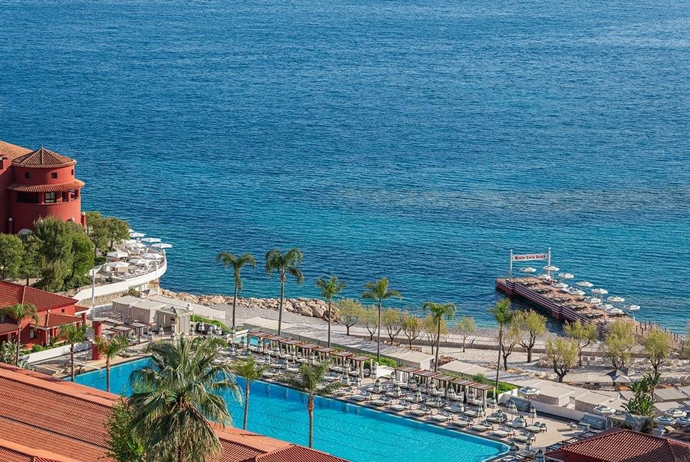 terraço e piscina do Monte-Carlo Beach Club com vista para o mar