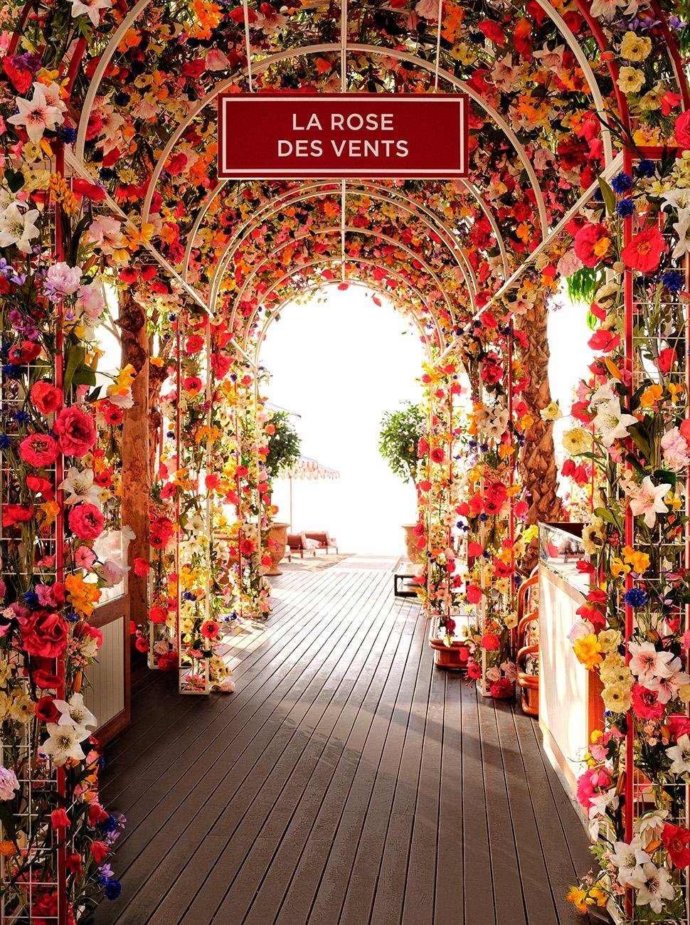 clube de praia La Rose des Vents com decoração assinada Gucci