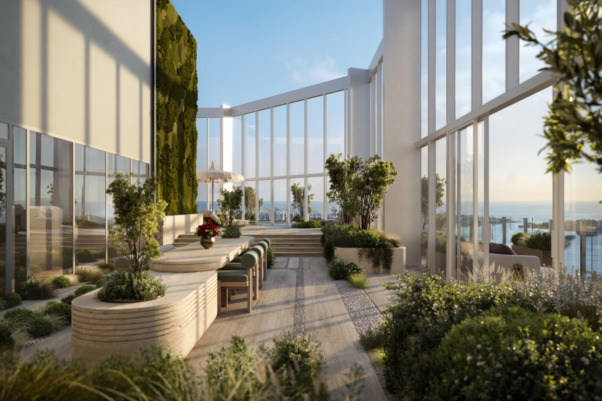 Pavilhão de jantar externo cercado por vegetação e parede verde viva