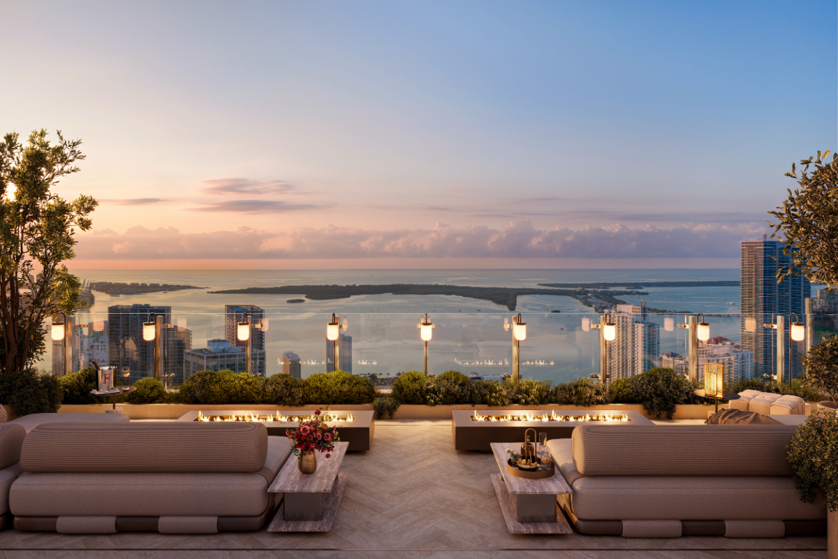 Lounge com vista para o oceano organizado ao redor de lareiras externas